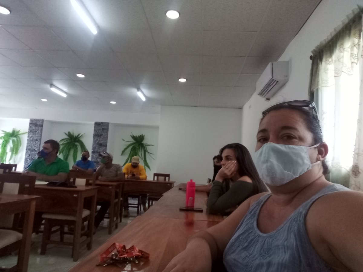 En la tarde de hoy los jóvenes acogieron las experiencias vividas en  África  por Emma Rodríguez Pupo  educadora, federada, internacionalista y miembro de la asociación de combatientes de Cuba  como parte de la preparación Política e ideológica. Vivir la historia