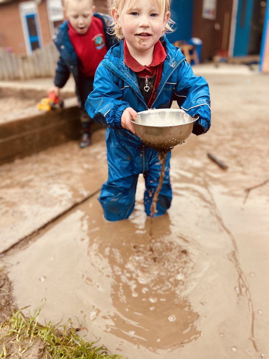 No better way to spend a Wednesday afternoon 😊 #muddypuddles #earlyyears