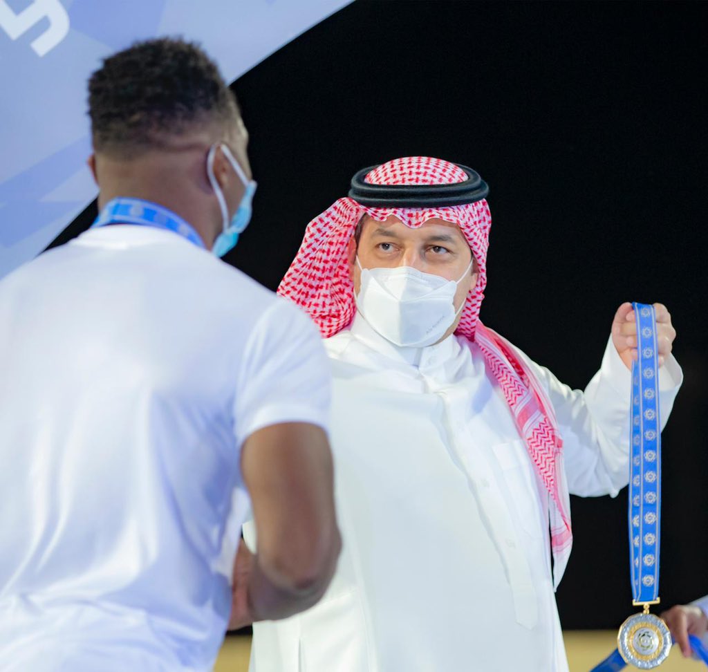 saudiFF's tweet photo. سمو وزير الرياضة الأمير عبدالعزيز بن تركي الفيصل يتوج نادي الحزم بكأس @M_S_League بحضور رئيس الاتحاد السعودي ياسر المسحل وذلك مساء اليوم الأربعاء بملعب نادي الحزم بالرس. https://t.co/AzL7YGaBS3