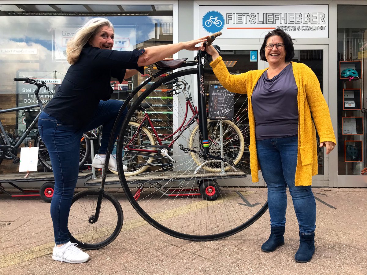 Rijden op een Hoge Bi? Ik geraak er nog niet eens op! 🤣 Maar samen met illustrator Yvon was ik vanmiddag op bezoek bij een van de personages uit ons (bijna klaar) boek, Fietsend door het leven. Check: overeenrodedraad.nl