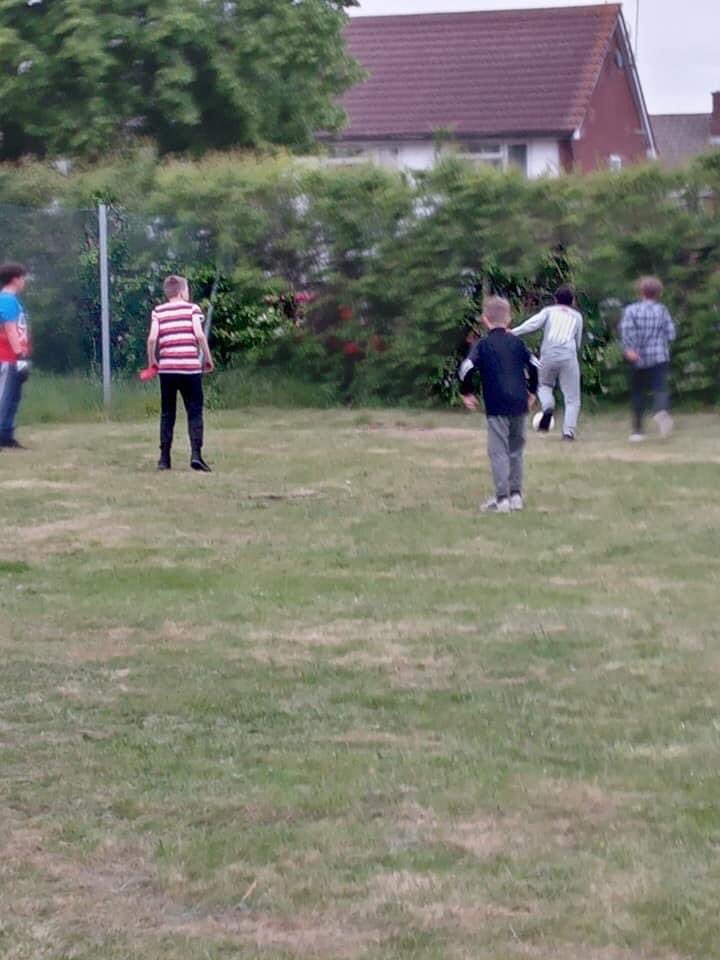 Thank you to all of the young people who came this evening to youth club. it's so nice to see young people welcome new members and include them in games and form new friendships.

Busy night but ended with a whole club football match #acornproject #itsourstanwellitsourcommunity