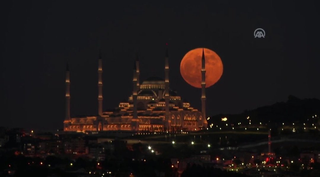 Süper Ay...
Tecellinin, yaratılışın, sanat-ı ilahinin, cemalin ve celalin güzelliği...