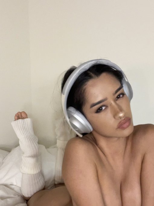 hi gm pls touch me inappropriately https://t.co/Hz7ULZAQeJ