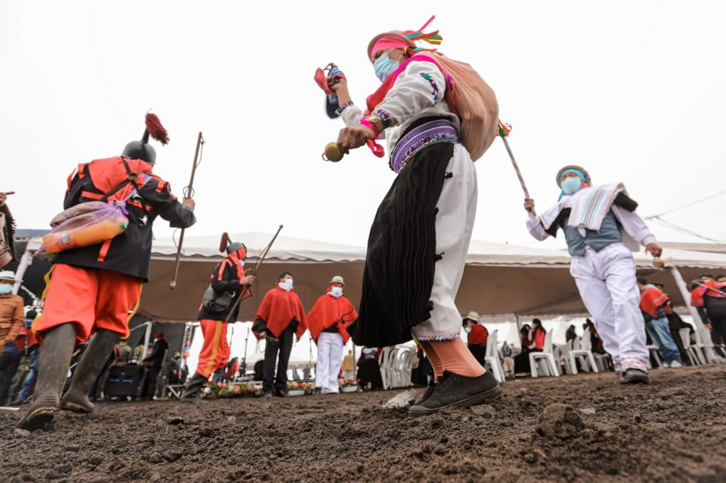 Agradezco a los pueblos y comunidades de Tungurahua, de quienes recibo con humildad el Bastón de Mando, que representa nuestro deseo de avanzar juntos hacia un Ecuador de oportunidades. 🇪🇨 

Cuenten con nosotros siempre en el #GobiernoDelEncuentro.

#JuntosLoLogramos