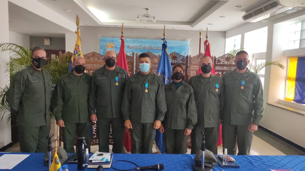 Merecida condecoración le ha otorgado la <a href="/venezuelaazul9/">REDIMAIN</a> al VA Benigno Vila Penin, director Naval de Educación. Me ha correspondido imponerle la Medalla Naval Venezuela Azul, reconocimiento muy significativo para todo marino ¡Gran equipo!