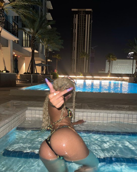 Fuck u hoes 🖕🏽 https://t.co/9CTs8A6v3q