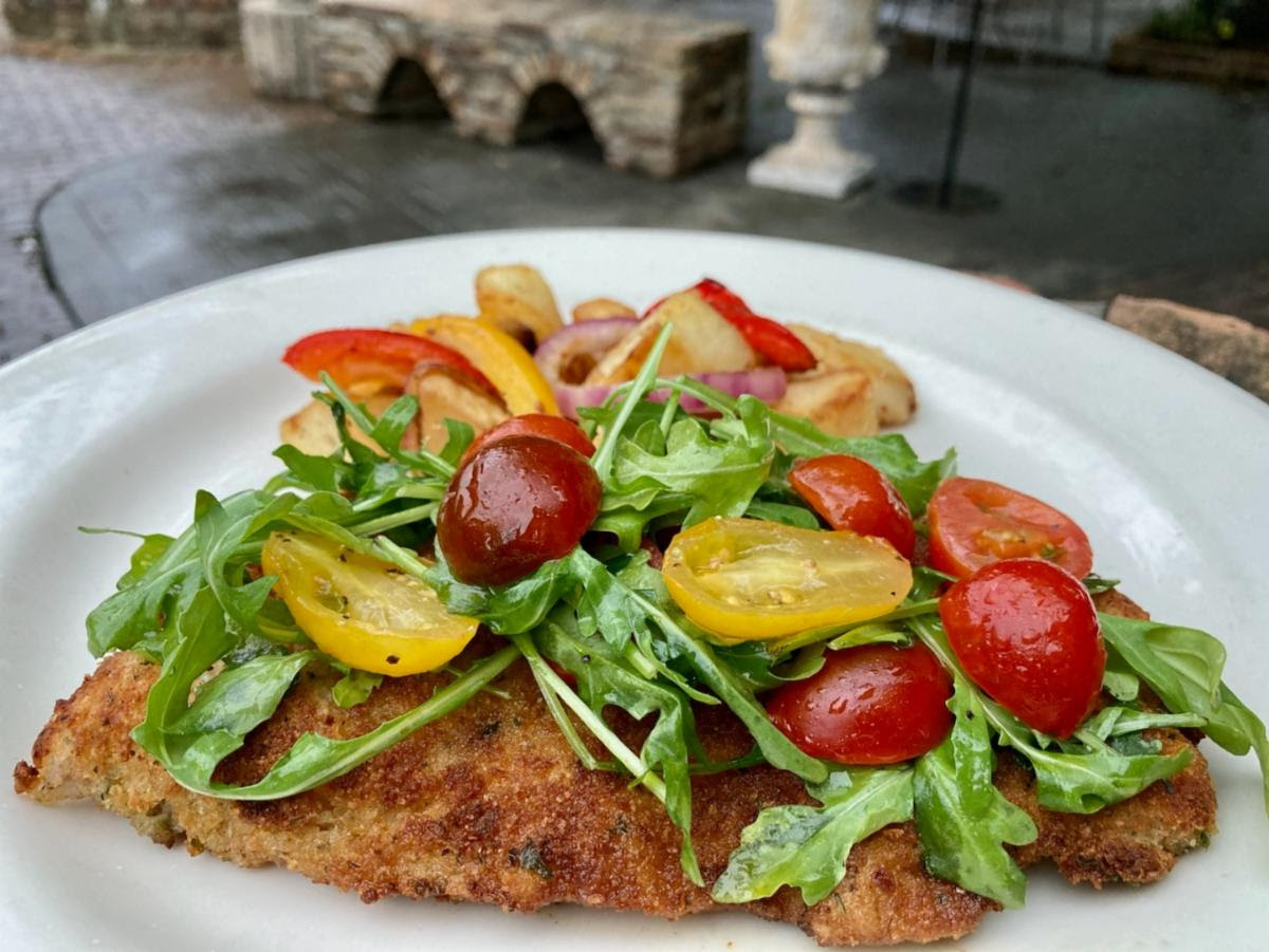 EventsNVG's tweet photo. #Lunch or #Dinner Plans?
Join us for a great #Italian escape w/delicious dishes like our featured Pollo Milanese - encrusted in Italian seasoned breadcrumbs topped w/arugula &amp; tricolor tomatoes #salad; served with roasted potatoes.

Add your fave #wine &amp; our #homemade #desserts. https://t.co/IhUQxkxhHL