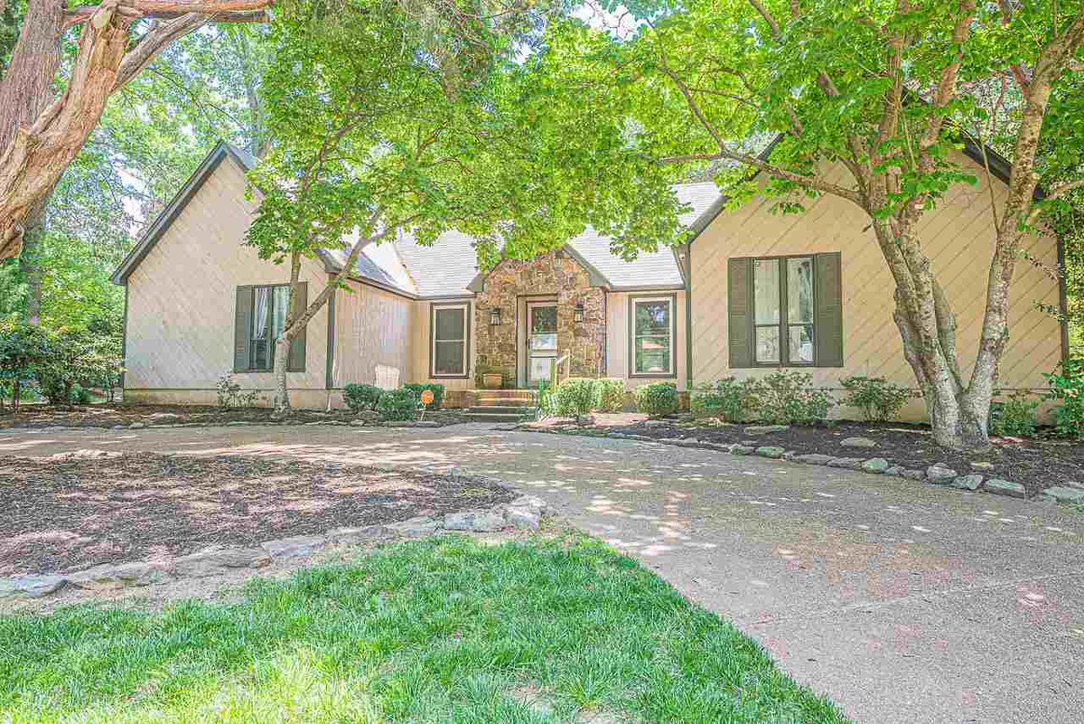 livelovememphis's tweet photo. Do you know someone looking for a great #property in #Germantown?   #realestate https://t.co/0v6MYP9vQ6 https://t.co/Pk0OCeruXo