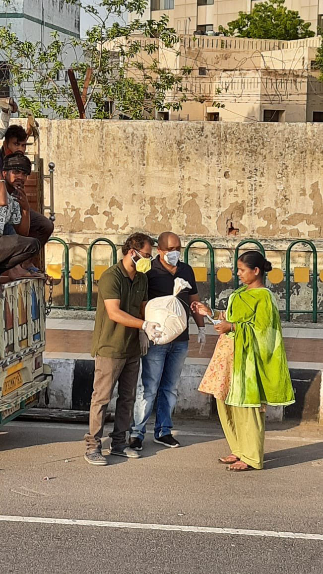 AkaarFoundation's tweet photo. #CovidAwarenessDrive #CovidCareDrive

We as a team with support of @CARUNAindia @CarunaCplo @UrHopeFoodBank came a step ahead with a thought for the neglected yet the most strong pillar of our country - migrants and labor class people in the streets of Lucknow. 
#COVID19 https://t.co/9AKNprF5RN