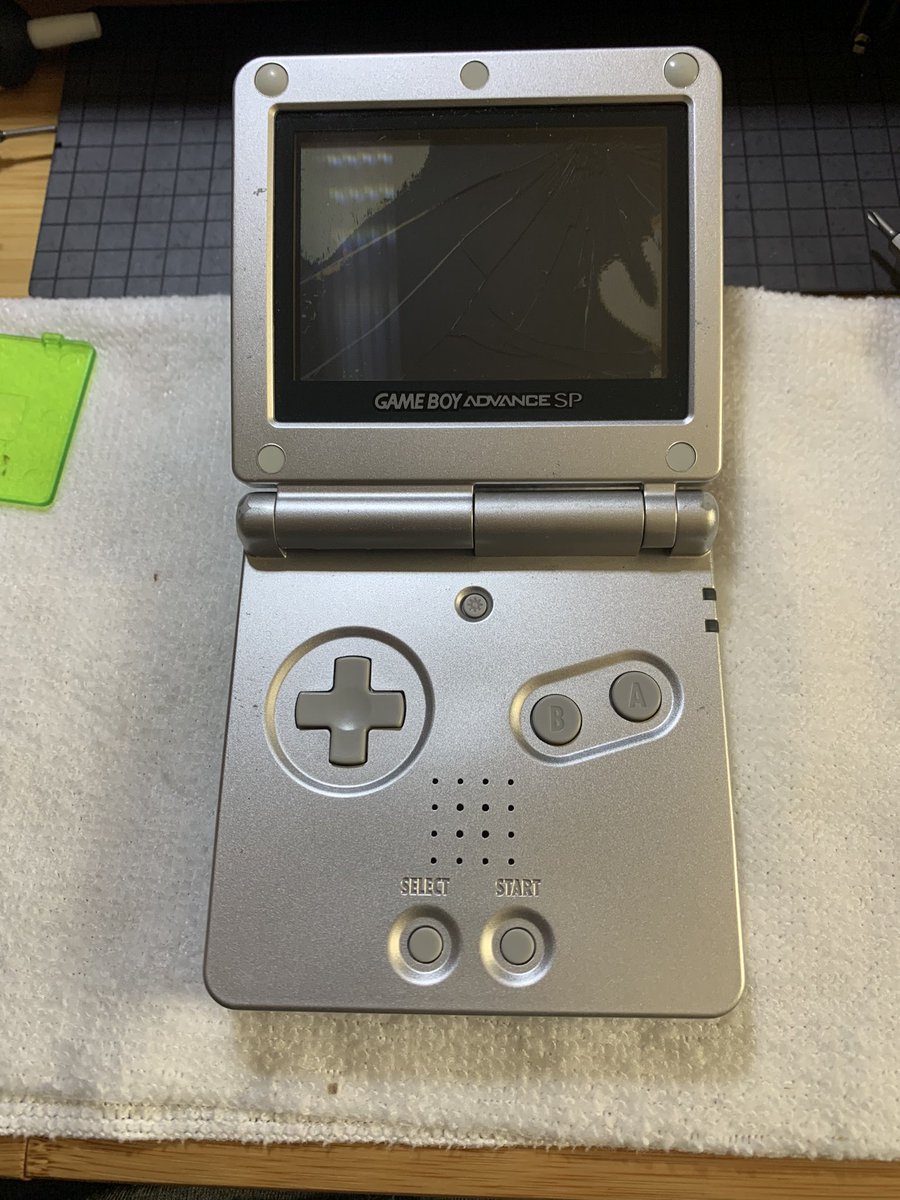 LialenDea's tweet image. Before and after 💚

#gameboymodding #retromodding #GameBoyAdvanceSP