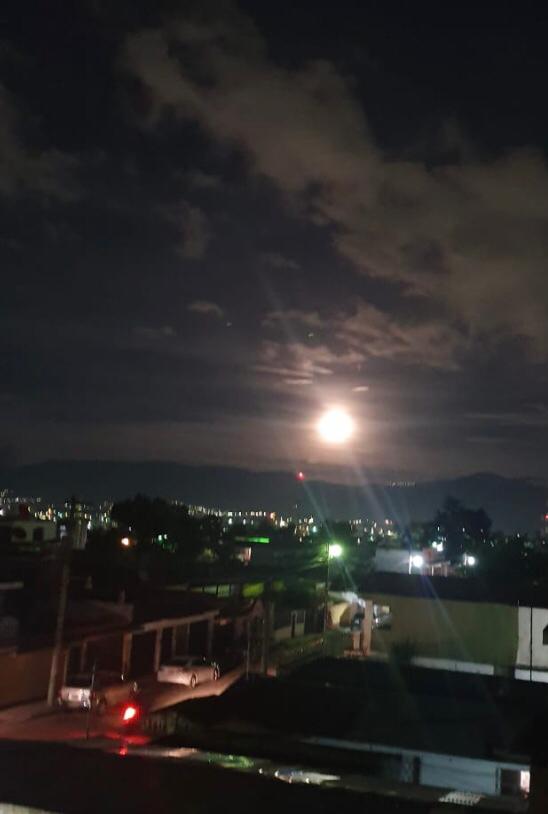 Asi se observa la luna esta noche.