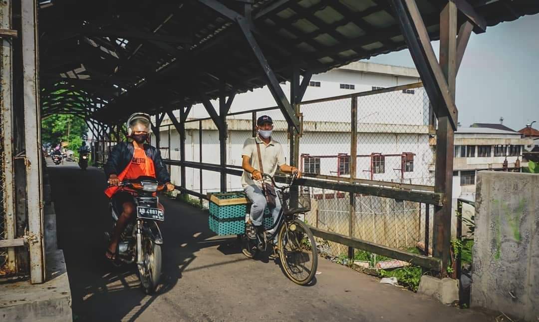 kotasolo_fp's tweet photo. Met pagi #kotasolo!
Nikmati setiap pekerjaan yang kamu dapatkan.
Pangling pora iki jembatan ngendi?
📸 @kacaritakarsa
#kotasurakarta #solo #surakarta #humaninterest #humanpotrait #people #instadaily #instagram #photo #thepeoplewemet https://t.co/UQRZsReRKk
