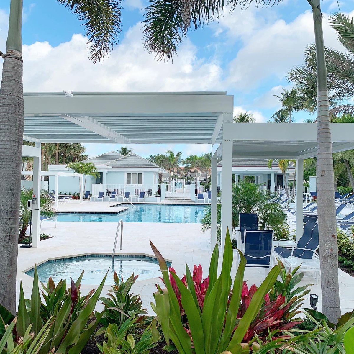 Realestate_bea's tweet photo. JUST LISTED ACROSS FROM JUPITER BEACH! Enjoy easterly ocean breezes from private balcony of this light &amp; airy 2/2 condo in Sea Colony. 
$525,000
Water Pointe Realty Group
Kristen Danzig 561.398.5931 
Bea Desroches 561.676.6047 https://t.co/1rlGgjJPO6