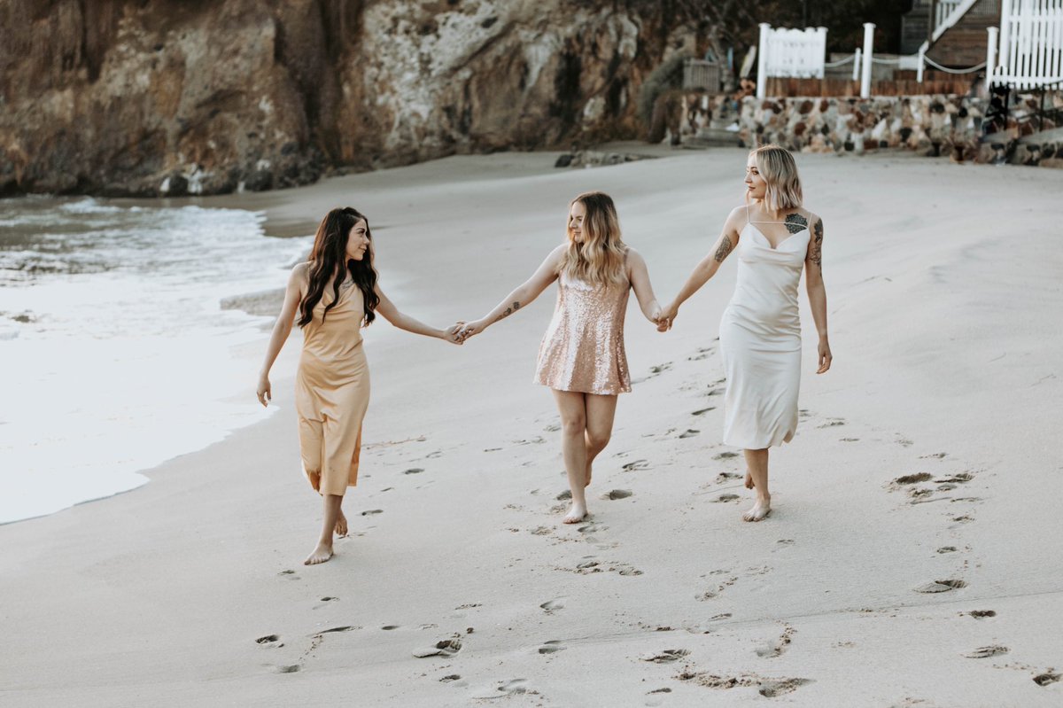 Pinabuttacupp's tweet photo. Guys look at this shoot I did... I’m bugging out my cousins &amp; best friend killed it! 🥰♥️🌊🙌🏻 https://t.co/nhymCiugUm