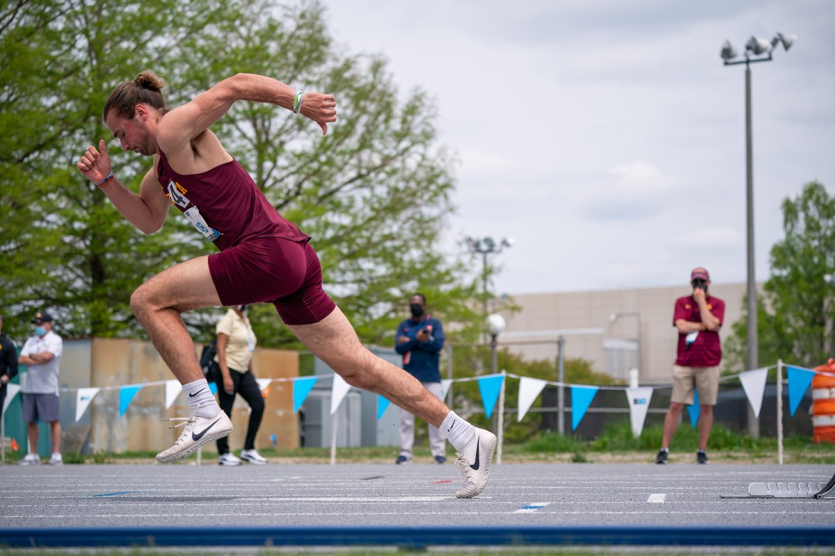 On to Friday's quarterfinal round! <a href="/benp3421/">Ben Psicihulis</a> runs 46.49 to place 16th in the men's 400m first round at the #NCAATF West Prelim. One step closer to the NCAA Championships! 🔒 #Gophers