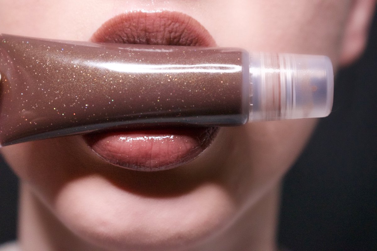 ThisIsNotAlee's tweet photo. Shades shades SHADES 💋these are handmade cruelty|vegan lipgloss. Follow my cosmetics page for more ❤️IG: _sincosmetics https://t.co/FFKKdlgSHZ