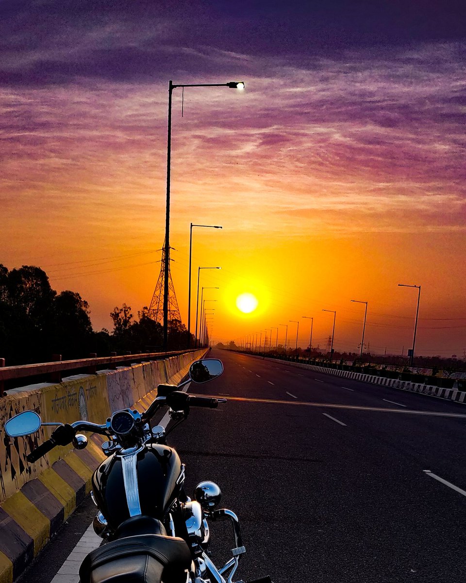 opensourcerider's tweet photo. You will find me chasing the sun. 

Life is not meant to be wasted. Always chase the sun! So fill up your lungs and run. But always chase the sun.

#chase #sun #chasesun #morningride #morning #chaseyourdreams #harleydavidson #custom1200 #1200custom #sunrise #sunrisephotography https://t.co/4tvR0YNpcc