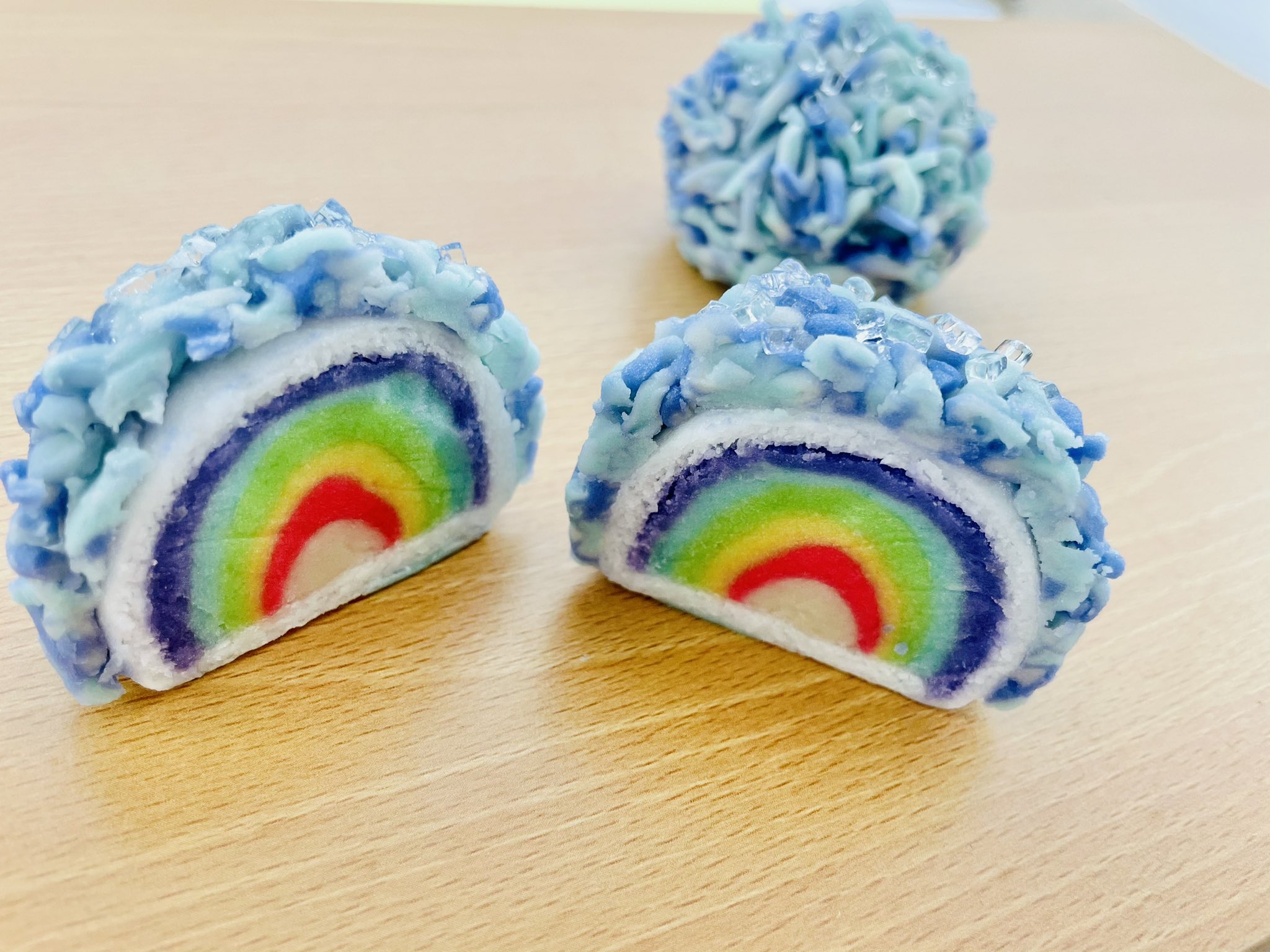 七條甘春堂 萌え断 和菓子屋でやってみた 見た目は紫陽花 寒天で表現される露がより季節を感じさせます 雨ばかりで少し憂鬱になる日々 雨上がりの空に 色鮮やかに七色が見えるとき少し心が躍ります 和菓子チャレンジ 新しい挑戦 紫陽花 虹