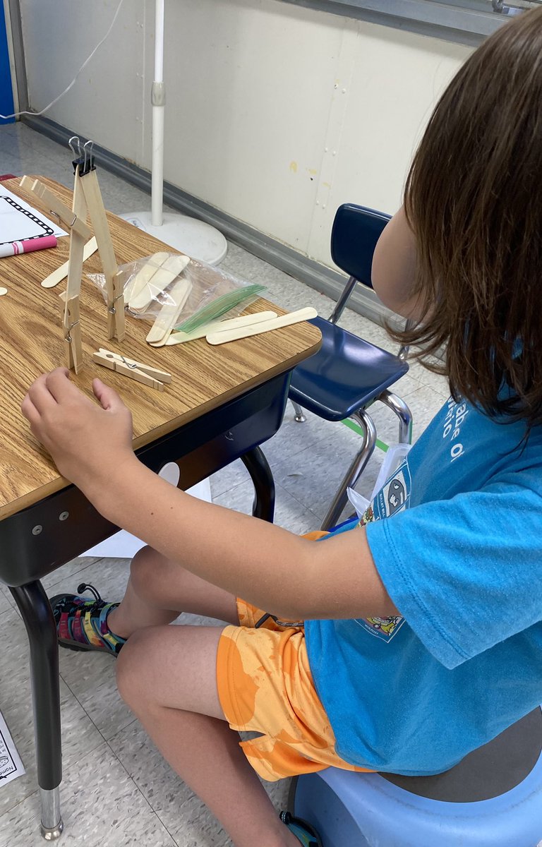 VHEHedgehogs's tweet photo. Another kindergarten STEM  challenge today. Tongue depressors, clothespins and binder clips #STEM #ScienceIsFun @MMSDschools https://t.co/iPuiYbPhAe