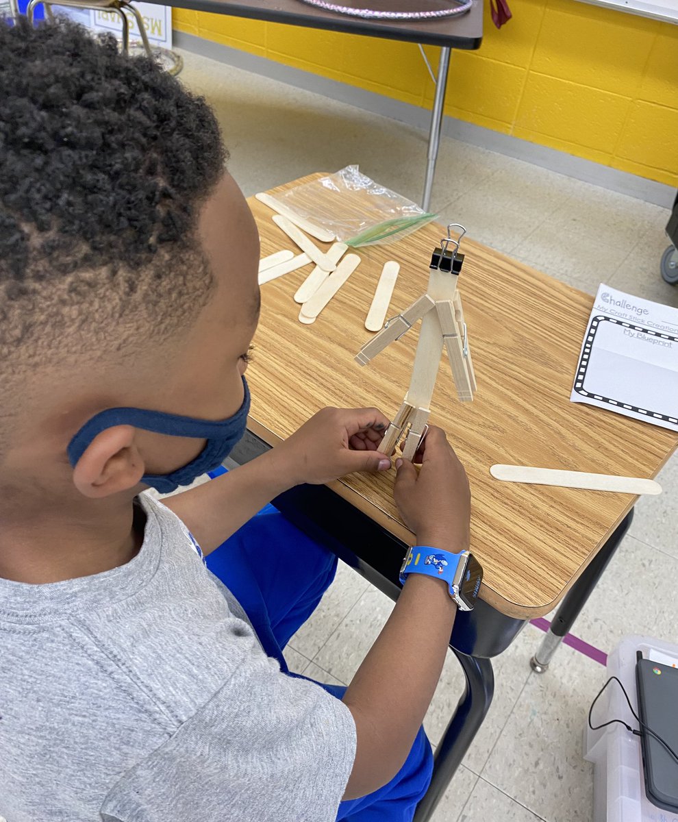 VHEHedgehogs's tweet photo. Another kindergarten STEM  challenge today. Tongue depressors, clothespins and binder clips #STEM #ScienceIsFun @MMSDschools https://t.co/iPuiYbPhAe