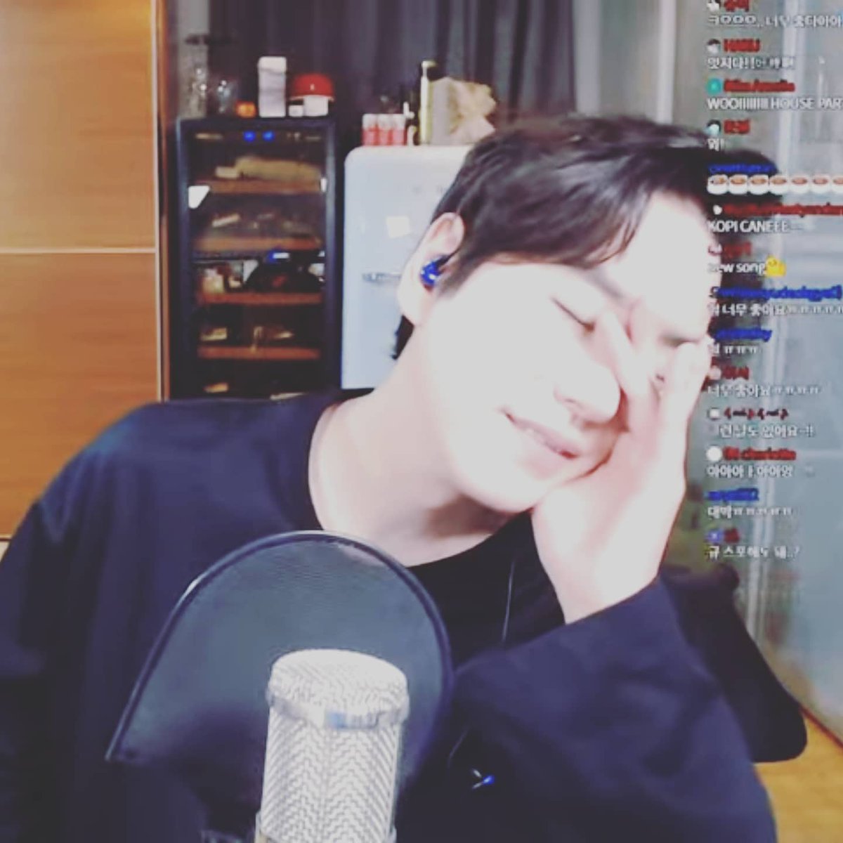 #규현이의_빛으로_가득찬_15주년
#규현 
15주년 축하!!!!!!!!!