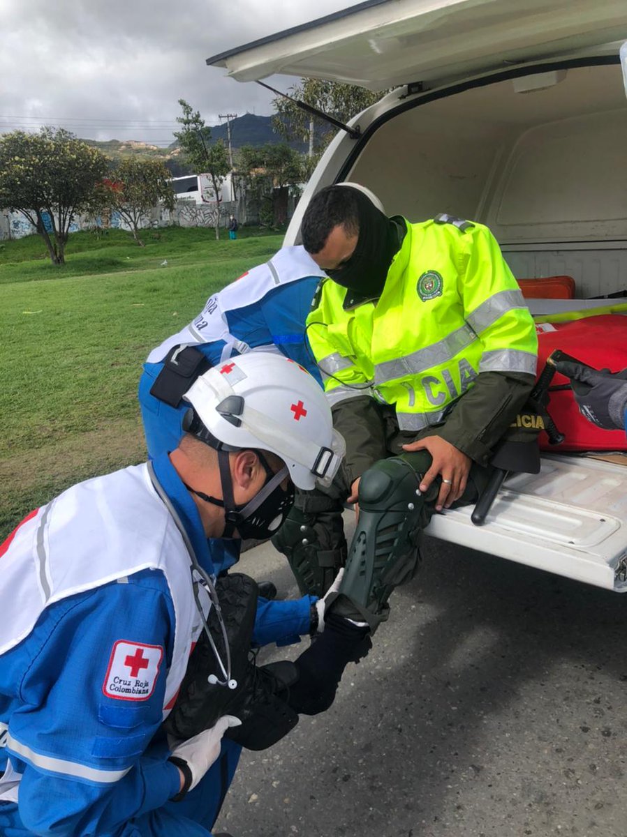 NoticiasCaracol's tweet photo. #Actualización | La Cruz Roja informa que 82 personas fueron atendidas en medio de las manifestaciones en #Bogotá. De las cuales 77 han sido civiles y 5 policías.  

Siga el minuto a minuto >>> https://t.co/DgTHtCJsrI 

Fotos de @cruzrojabogota* https://t.co/jzLDaySSHz
