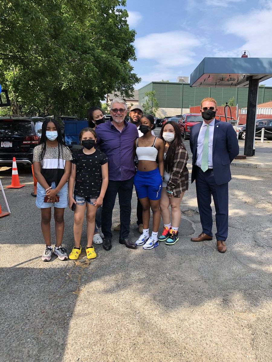 MattOMalley's tweet image. Today we celebrated the retirement of legendary E-13 @bostonpolice CSO Billy Jones. Billy was always the most popular fixture at @replizmalia’s South Street Hot Dog night. Many South Street youth came by to wish him well at his final roll call.