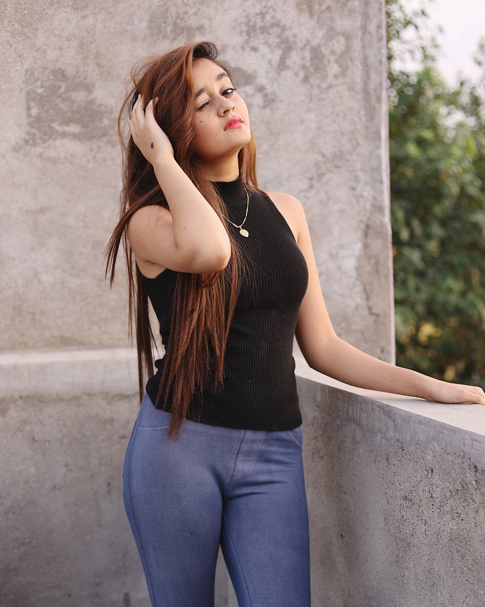 realBindasKavya's tweet photo. Good morning friends. 
#Wednesday https://t.co/5xU2S4ekq9