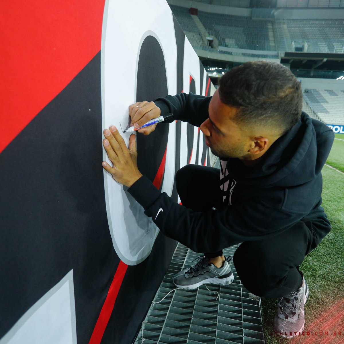 AthleticoPR's tweet photo. Faixa aprovada e autografada! 
✔️ @renan_lodi  

📸 José Tramontin/athletico.com.br 
#VamosFuracão https://t.co/3vsgouIjtg