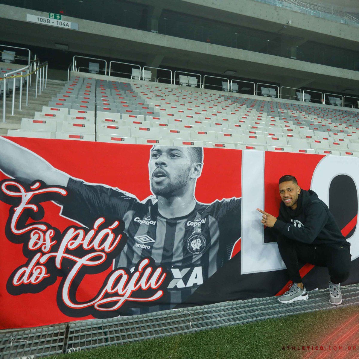 AthleticoPR's tweet photo. Faixa aprovada e autografada! 
✔️ @renan_lodi  

📸 José Tramontin/athletico.com.br 
#VamosFuracão https://t.co/3vsgouIjtg