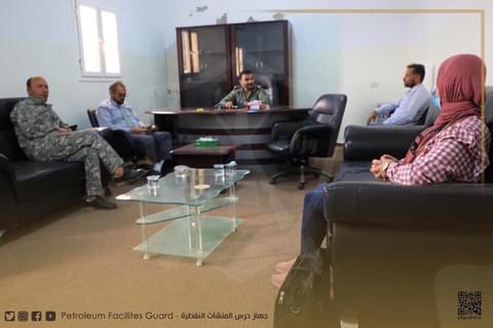 PFGuard_Libya's tweet photo. اجتمع صباح يوم الثلاثاء الموافق 25 مايو 2021م رئيس اللجنة المشكلة من رئيس الجهاز لمتابعة تسوية أوضاع منتسبي الجهاز المستشارة/ كريمة حنيش، والعضو عن فرع الغربي والجنوب الغربي السيد/ عبد الرزاق الشيباني، ومندوب عن إدارة العلاقات العامة بالجهاز بمقر فرع الجنوب الغربي، بمدينة الزنتان https://t.co/moiaynsOJU