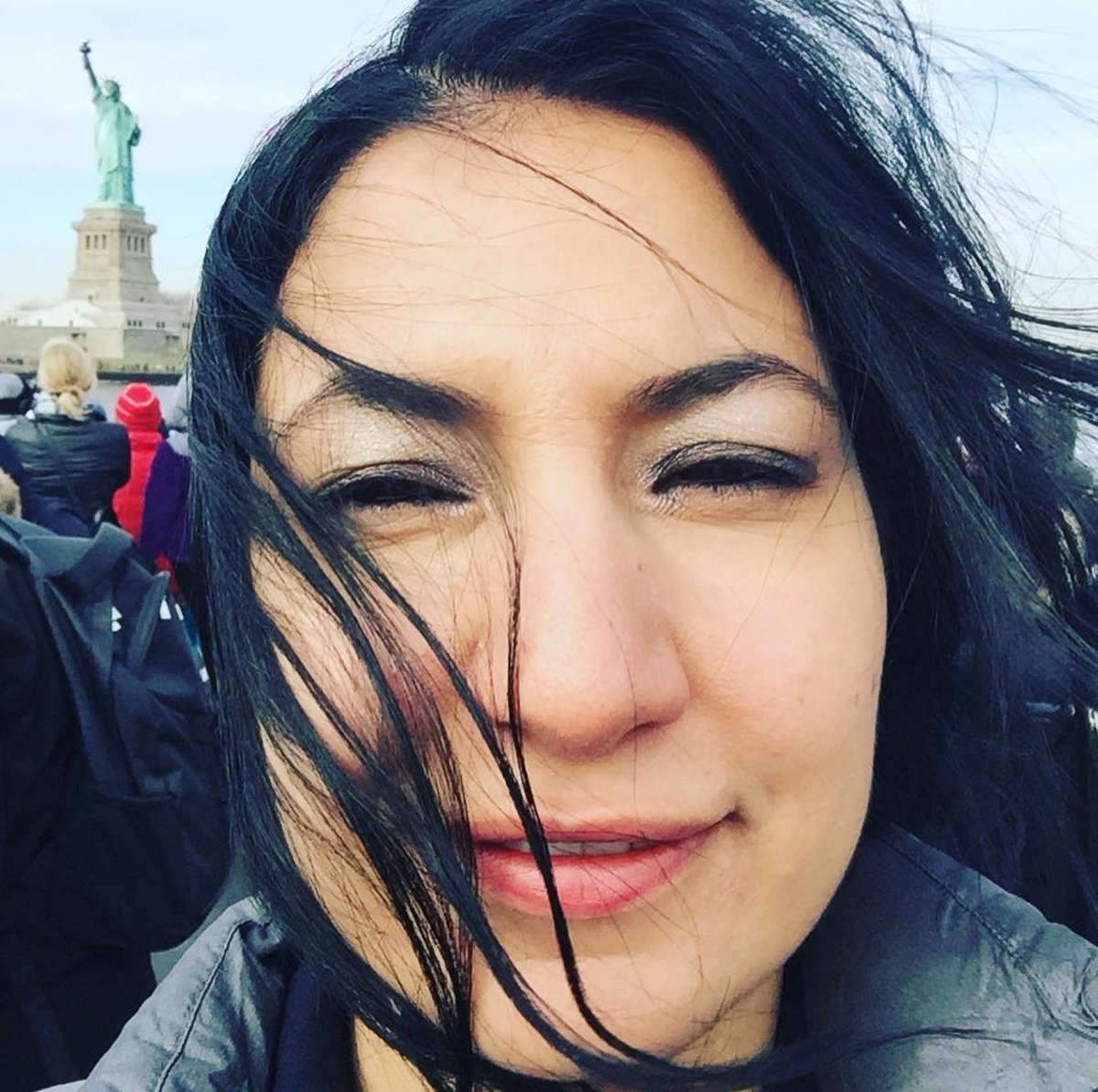Xochitl71467638's tweet photo. Hoy es cumpleaños de la guionista #Eylemmmc la gran mujer que logró reunir a #TubaBüyüküstün y a #EnginAkyürek en #SefirinKızı
Felicidades desde México 🇲🇽 y todo el público internacional le deseamos lo mejor, que sigan los éxitos @eylemcanpolatt 🎉
Ojalá los vuelva a reunir 😉 https://t.co/YQub58JLFF
