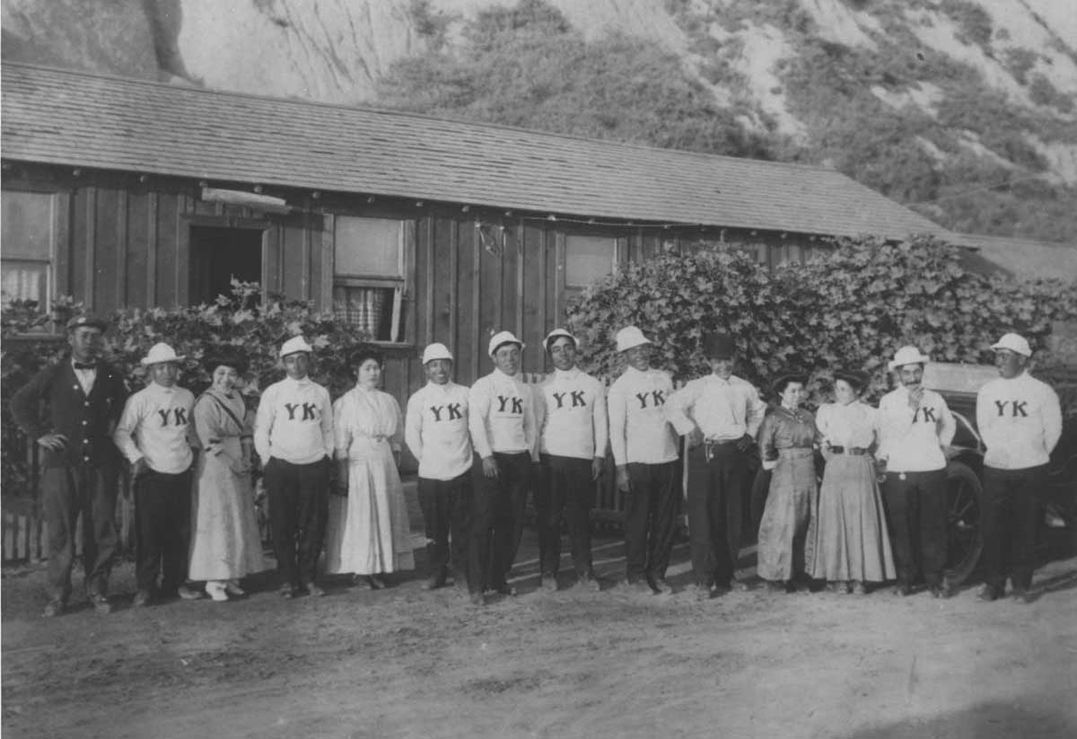 SMHistoryMuseum's tweet photo. Yasutaro Kato (second from right), owner of a fishing business near Temescal Canyon. His wife Ynone is third from right.
#SantaMonica #LosAngeles #History #Vintage #Story #asianpacificamericanheritagemonth #aapi #aaph
https://t.co/uz3wK29nK0 ID36.2.460 ca 1900s https://t.co/fYinWPiYQN