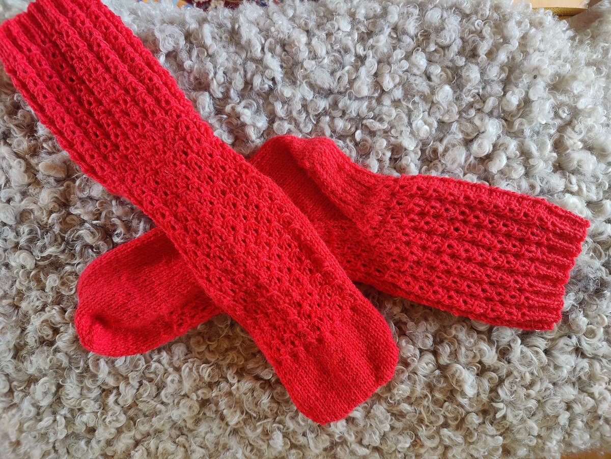 sticklingens's tweet photo. Nu när de landat hos mottagaren kan jag visa sockorna jag stickade åt fina, rara @hundenrajna ❤️
Specialanpassade efter önskemål. Rolig stickning!
#knitting #stickning #sockor #socks https://t.co/u7nf6zqtYM