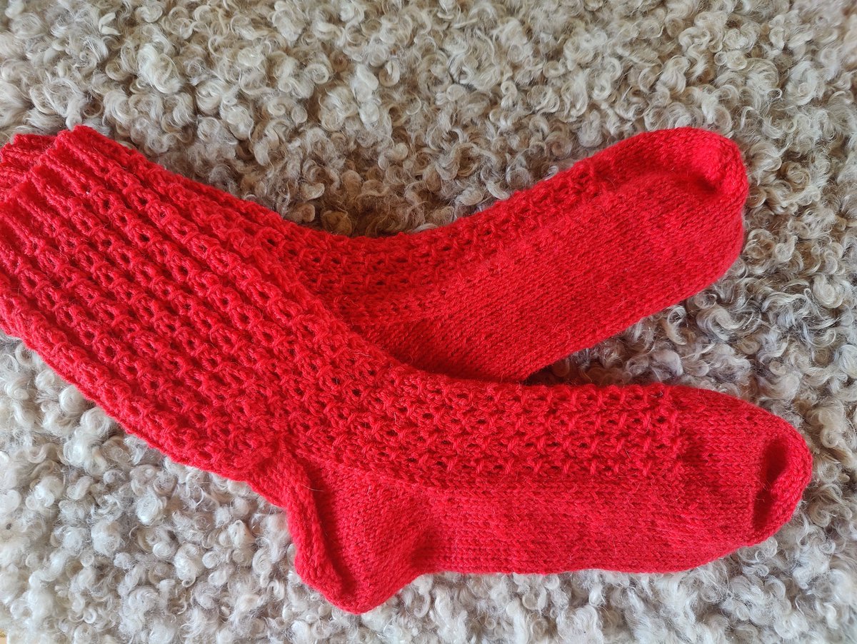 sticklingens's tweet photo. Nu när de landat hos mottagaren kan jag visa sockorna jag stickade åt fina, rara @hundenrajna ❤️
Specialanpassade efter önskemål. Rolig stickning!
#knitting #stickning #sockor #socks https://t.co/u7nf6zqtYM