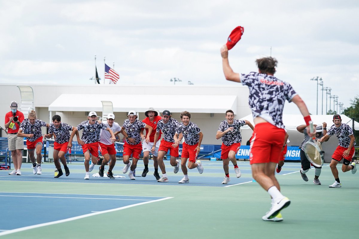 CoachMannyDiaz's tweet photo. My favorite picture of the year. What a fun ride. The faces, the personalities come through. The hat. The flag. The moment. We are back. @UGAtennis https://t.co/59tUpd3NSu