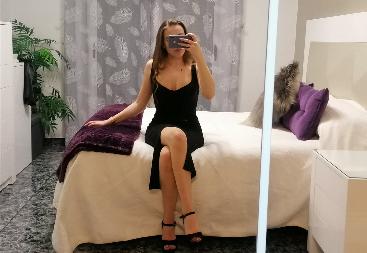 _femdomHeel's tweet photo. Aquí está vuestra ama.
Más os vale no hacerme esperar.
#findom #femdom #esclavosumiso #Feet #feeterstwt #feetmale #paypig https://t.co/plg7MQM3BI