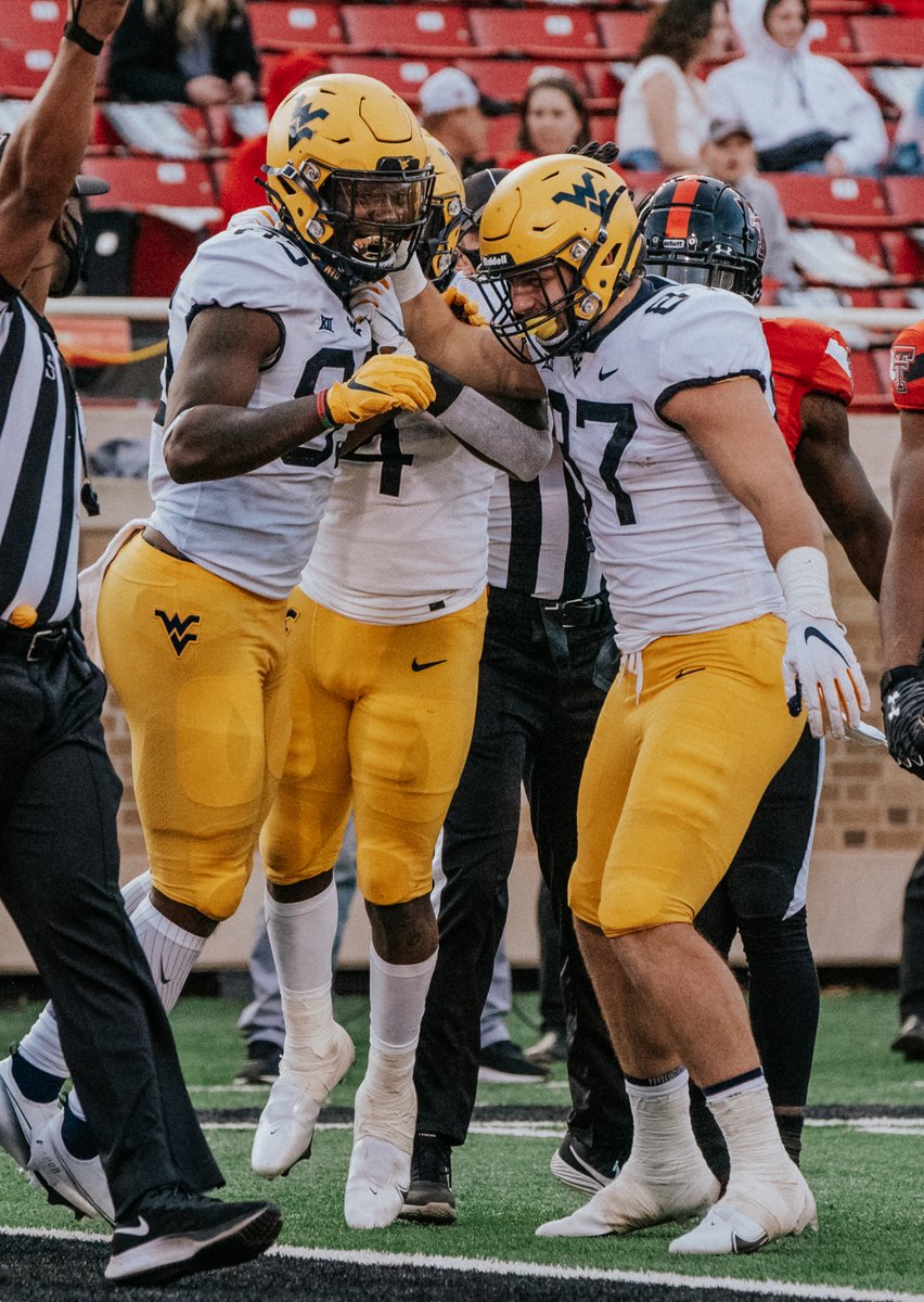 CoachTTrickett's tweet photo. The WVU #SUVs do everything ONE way .... Physical! #SizeAndSpeed @TJ_Banks85 https://t.co/BkPIVoIFwd