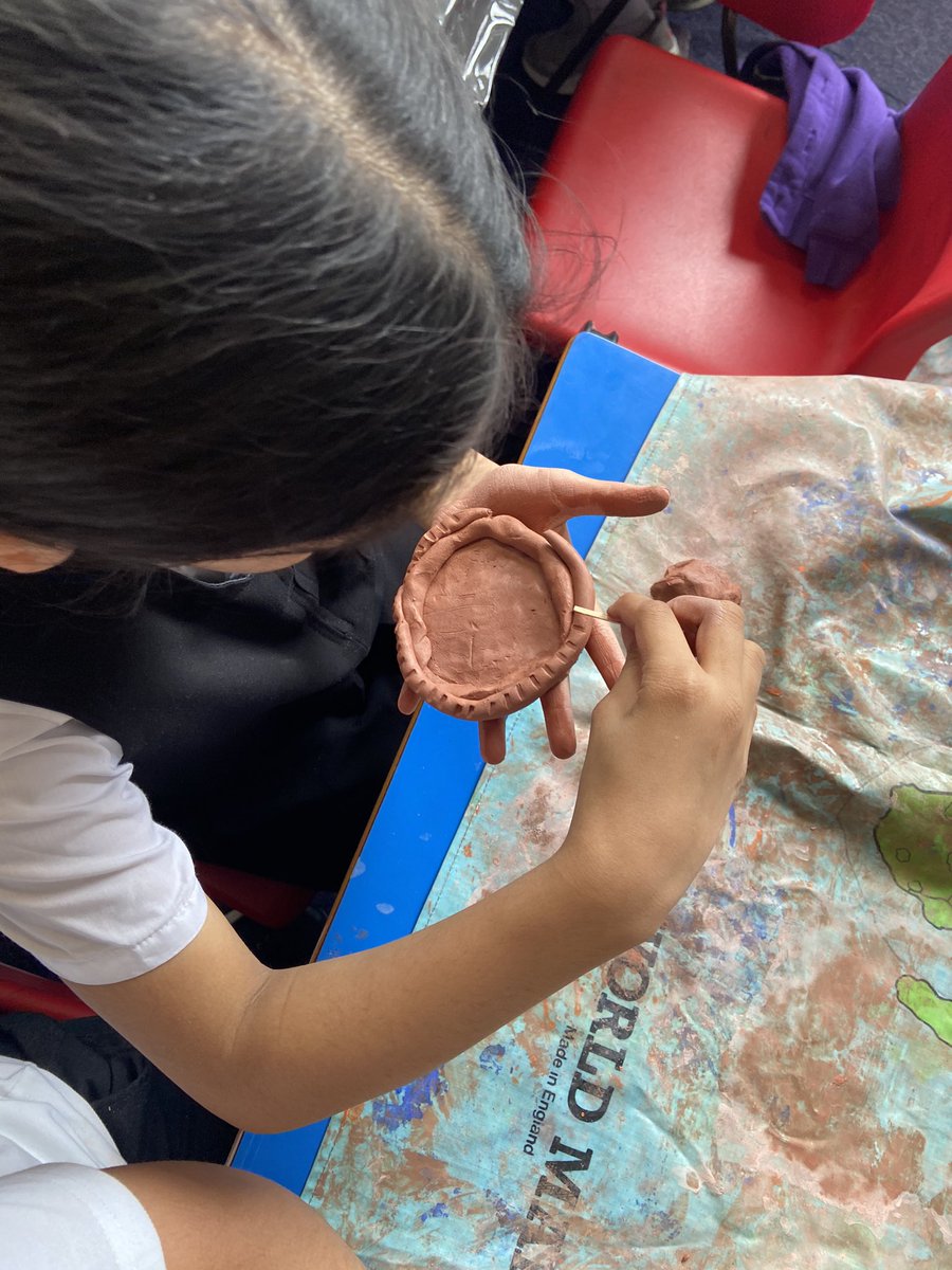MissTuddenham's tweet photo. Today Year 3 made clay coil pots and pinch pots! Making sure they score and slip to join their coils together! 🏺 @AndertonPark https://t.co/wNsZih93RE