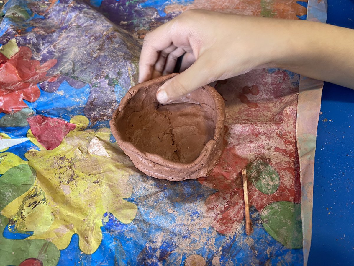 MissTuddenham's tweet photo. Today Year 3 made clay coil pots and pinch pots! Making sure they score and slip to join their coils together! 🏺 @AndertonPark https://t.co/wNsZih93RE