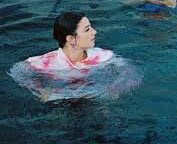 v4luzenere's tweet photo. charli is not charli unless you enter the pool with clothes on. https://t.co/9YNkncNAt1