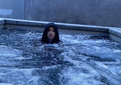 v4luzenere's tweet photo. charli is not charli unless you enter the pool with clothes on. https://t.co/9YNkncNAt1