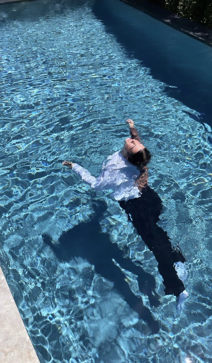 v4luzenere's tweet photo. charli is not charli unless you enter the pool with clothes on. https://t.co/9YNkncNAt1