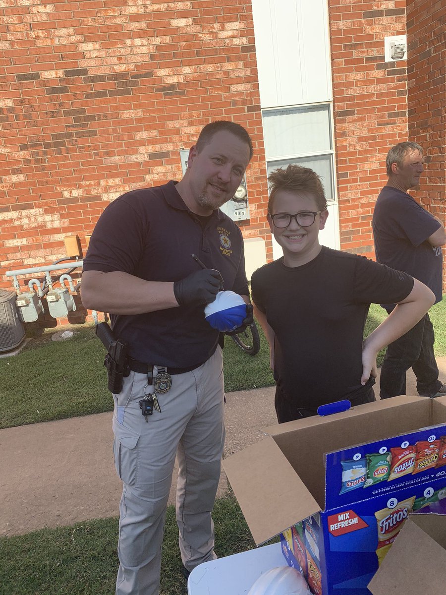 normanokpd's tweet photo. A great evening of community interacting with the residents of Vicksburg Village at last nightβs cookout!
#NPDCommunity https://t.co/DVfxITWiA3