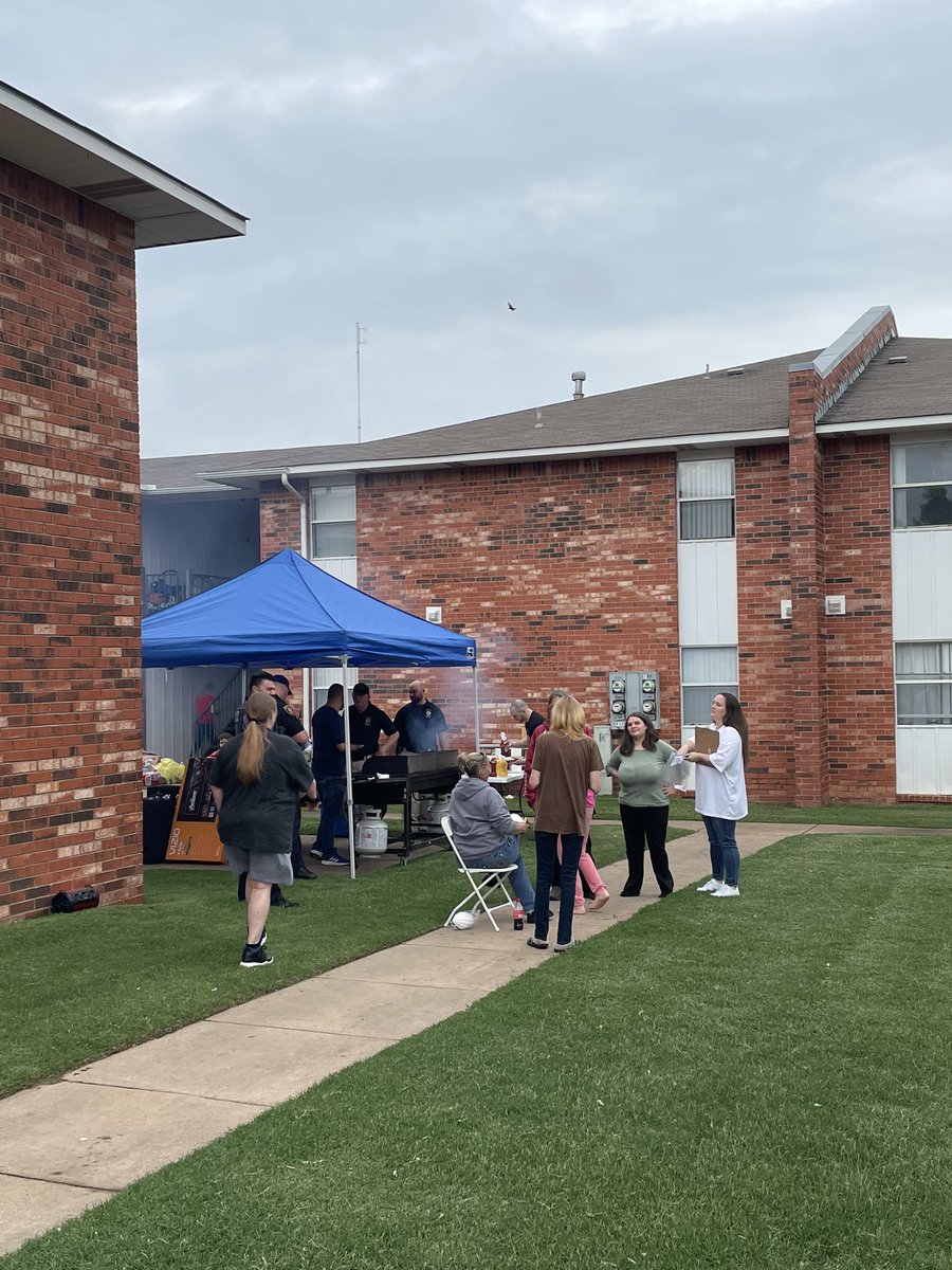 normanokpd's tweet photo. A great evening of community interacting with the residents of Vicksburg Village at last nightβs cookout!
#NPDCommunity https://t.co/DVfxITWiA3