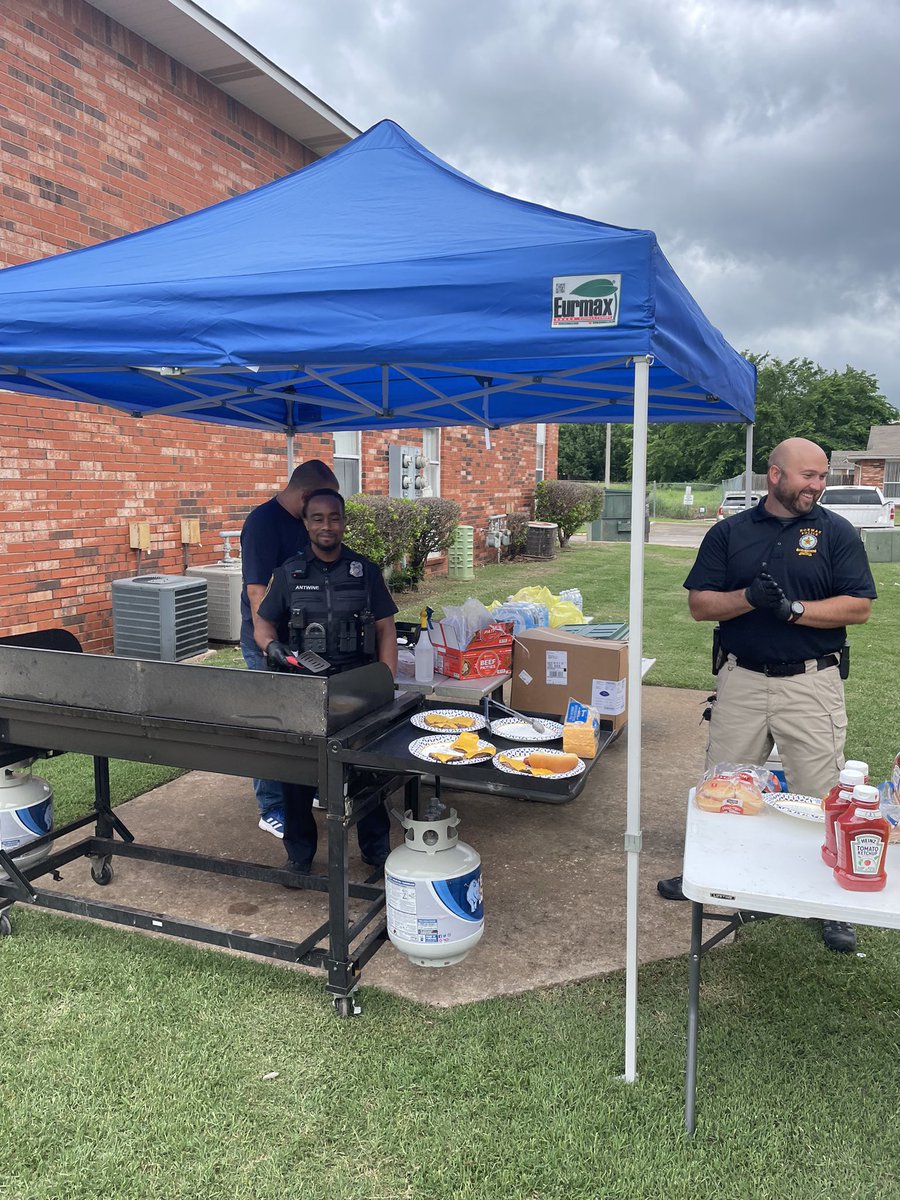 normanokpd's tweet photo. A great evening of community interacting with the residents of Vicksburg Village at last nightβs cookout!
#NPDCommunity https://t.co/DVfxITWiA3