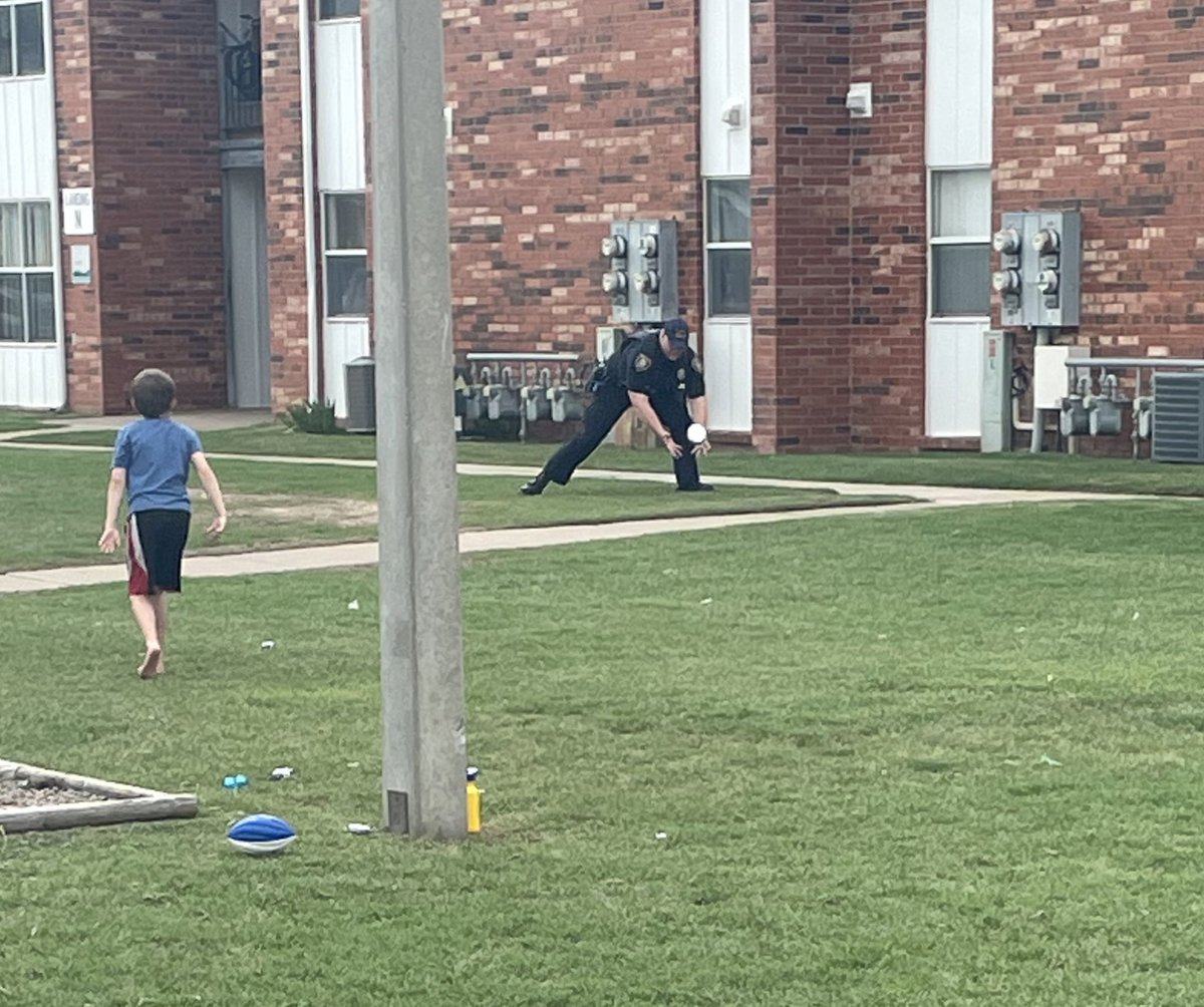 normanokpd's tweet photo. A great evening of community interacting with the residents of Vicksburg Village at last nightβs cookout!
#NPDCommunity https://t.co/DVfxITWiA3