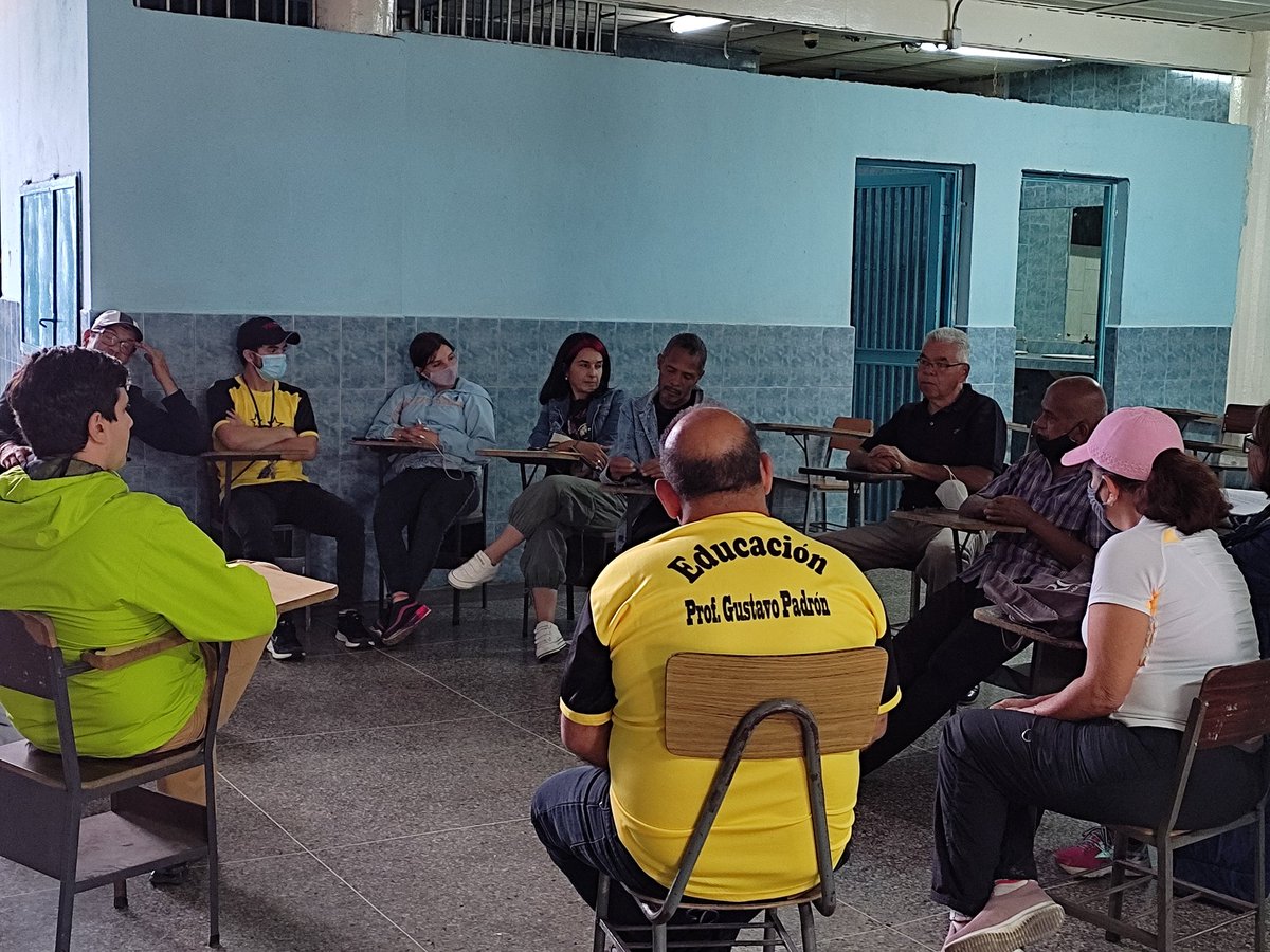 ProfGPadron's tweet photo. Seguimos construyendo partido hoy desde nuestra parroquia debatimos los acontecimientos políticos. Juntos podemos recuperar la democracia https://t.co/AIjbcRhxiF