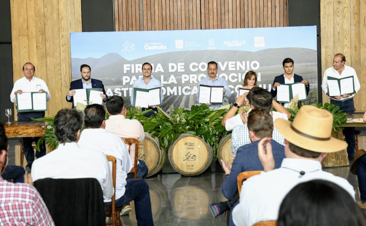 SegobCoahuila's tweet photo. En representación del Gobernador @mrikelme, el Srio. @F_DeLasFuentes estuvo en la Reunión de la Comision Nacional @canirac, signando un convenio para promoción gastronómica, declarando el 18 de abril “Dia Estatal del Cabrito” y 23 de noviembre “Dia Estatal del Vino de Coahuila”. https://t.co/MgqqAsNtod
