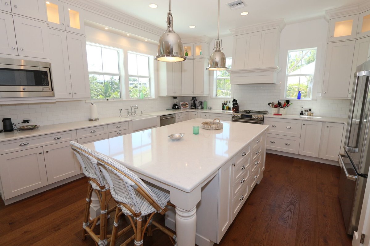 RoyalShellFL's tweet photo. This bright and comfortable #Sanibel Island home can accommodate up to 10 guests and the family dog, so you don't have to leave anyone behind!

https://t.co/G2Faw4J1wK https://t.co/rdSET2Nyd5